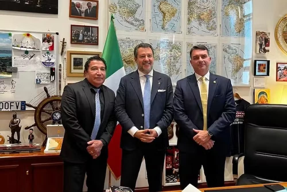 Os senadores Flávio Bolsonaro (PL-RJ) e Magno Malta (PL-ES) em reunião com o vice-premiê da Itália, Matteo Salvini