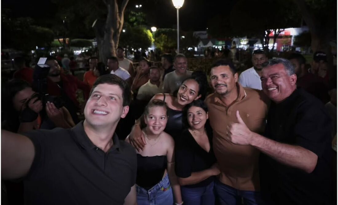 M prefeito do Recife, João Campos testa popularidade em São Bento do Una, com o prefeito Alexandre Batité