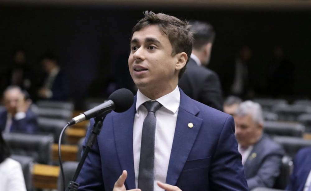 Deputado Nikolas Ferreira afirma que as críticas realizadas às reclamações da mulher estavam vinculadas ao debate público "sobre ideologia de gênero", sem intenção de deslegitimar sua dignidade