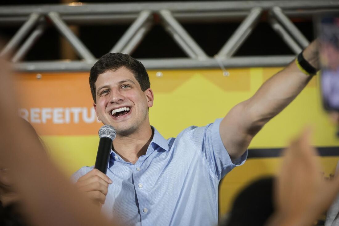 Prefeito do Recife e presidente nacional do PSB, João Campos