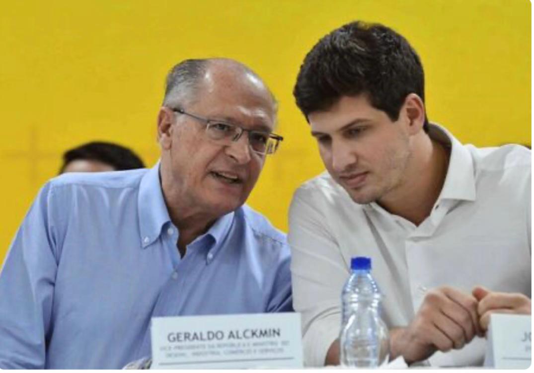 Vice-presidente da República e vice-presidente nacional do PSB, Geraldo Alckmin, com o prefeito do Recife e presidente nacional do partido, João Campos