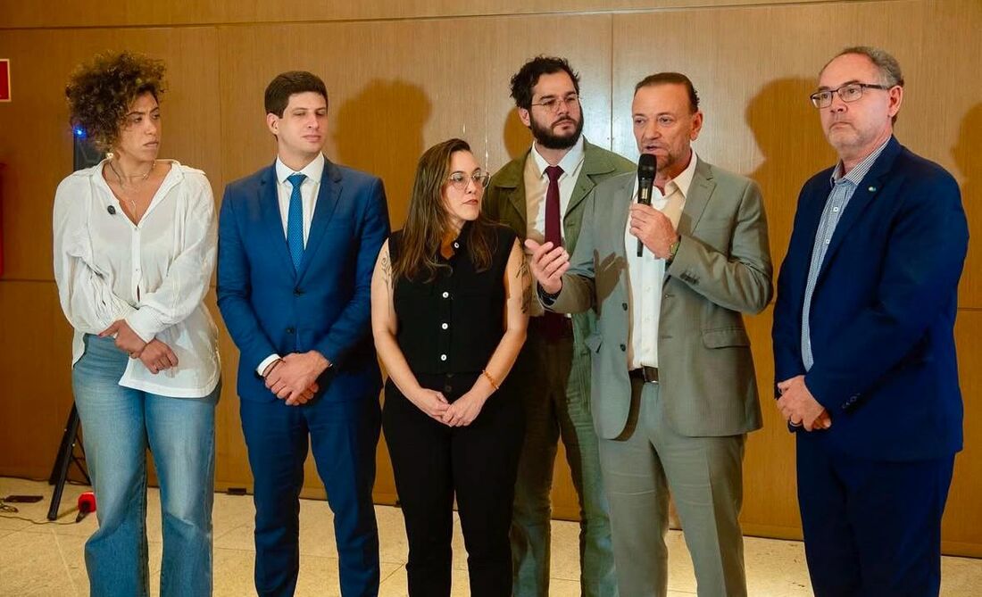 Deputada federal e líder da bancada do Psol, Talíria Petrone; presidente nacional do PSB, João Campos; presidente nacional do Psol, Paula Coradi; deputado federal Túlio Gadêlha (Psol); presidente do PT, Edinhho Silva; e o porta-voz da Rede, Paulo Lamac
