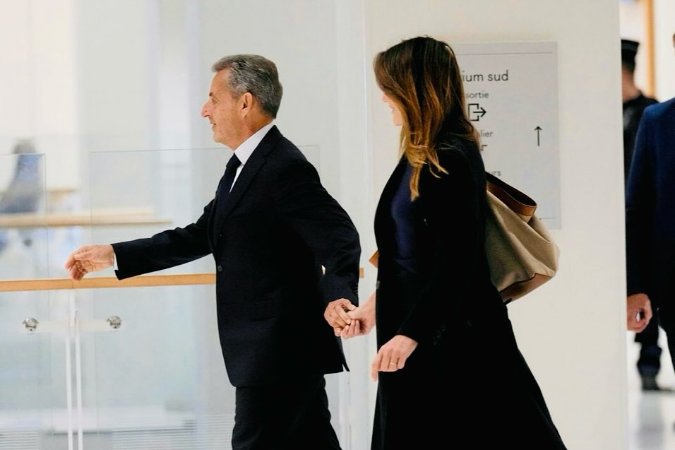 Carla Bruni e Nicolas Sarkozy no tribunal