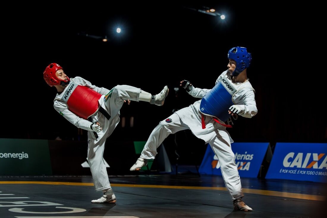 Luís Felipe (azul) perdeu para o paulista Gabriel Fonseca na decisão até 63kg