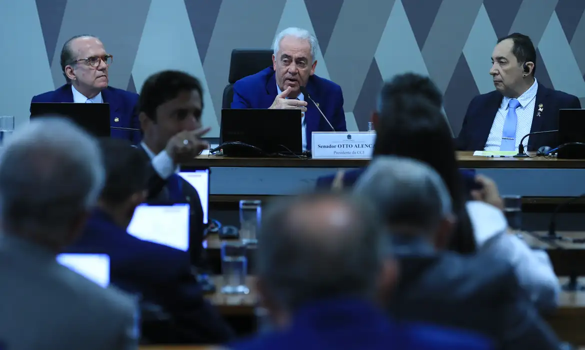 Alessandro Vieira leu relatório pedindo rejeição da proposta