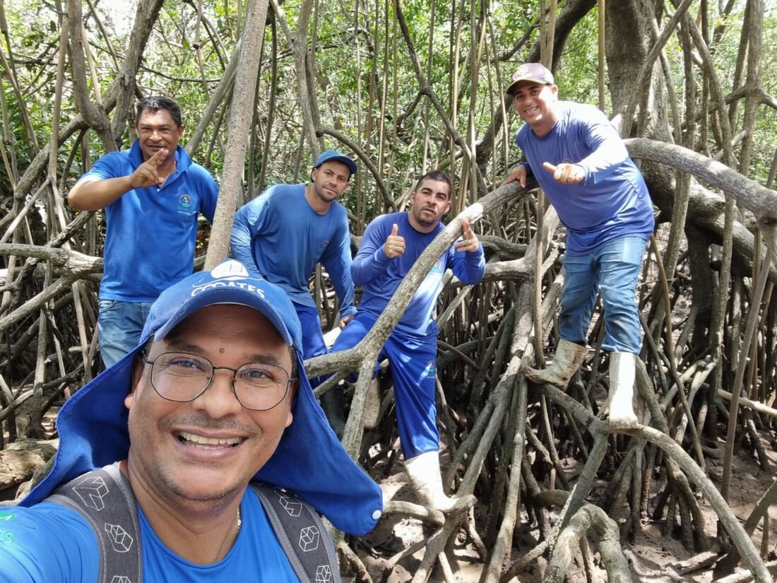 José Cláudio da Silva, presidente da Cooates, e integrantes da cooperativa no ambiente de mangue que representa renda e sustentabilidade.