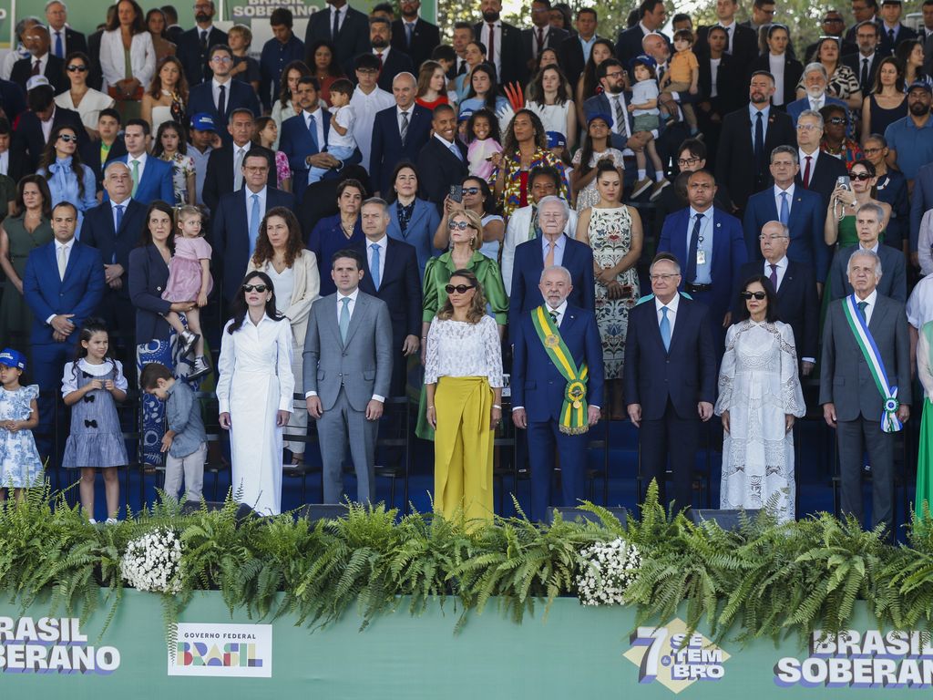 Presidente e outras autoridades no desfile do 7 de Setembro em Brasília
