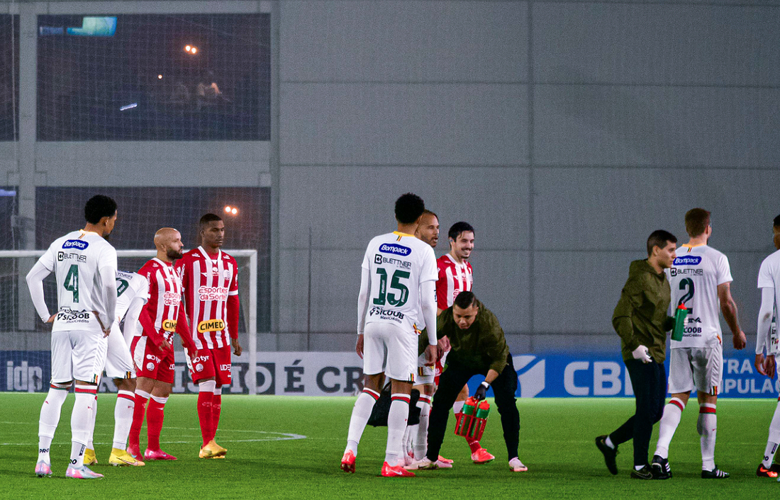 Mesmo com menos um, Náutico venceu o Brusque por 1x0