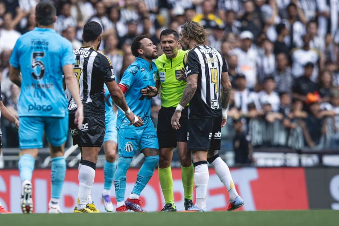 Neymar discutindo no jogo contra o Atlético-MG