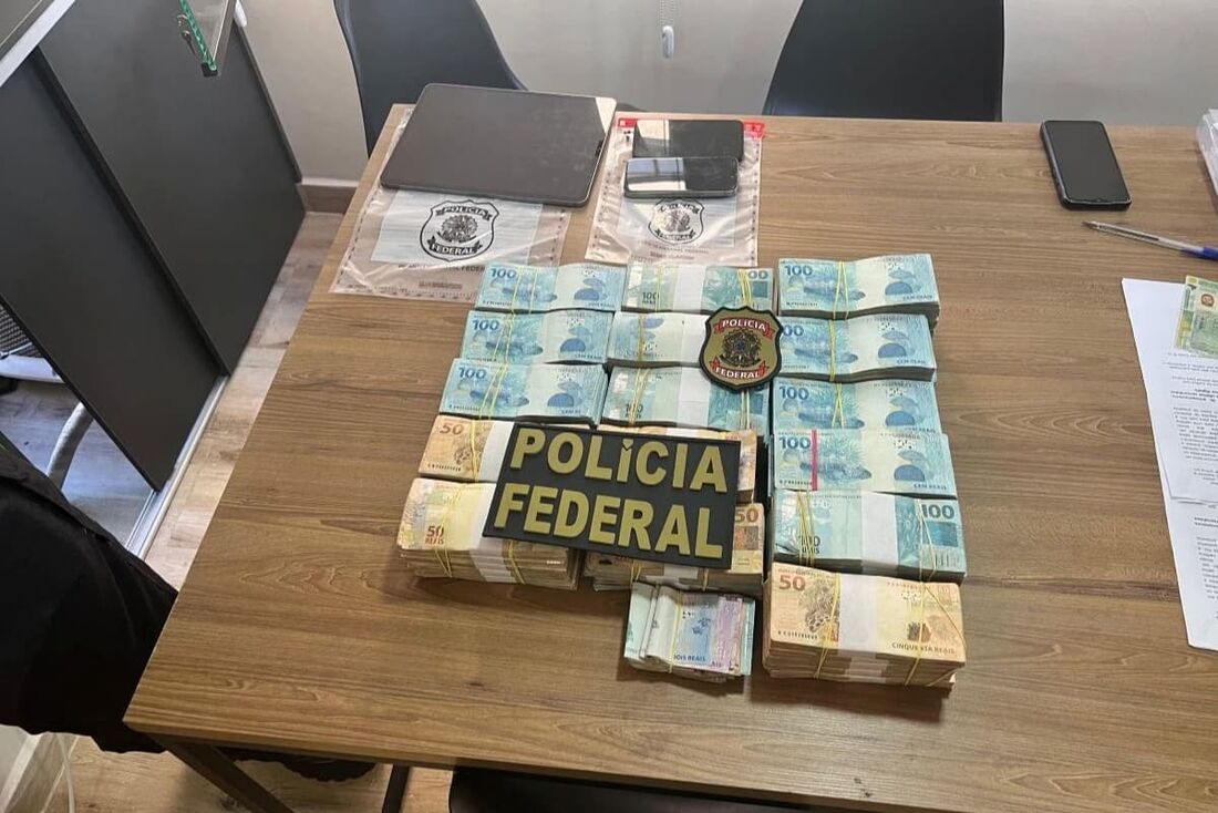 Uma operação da Polícia Federal deflagrada na manhã desta quinta-feira, 4, tem como alvo uma organização criminosa suspeita de lavagem de dinheiro por meio de criptoativos.