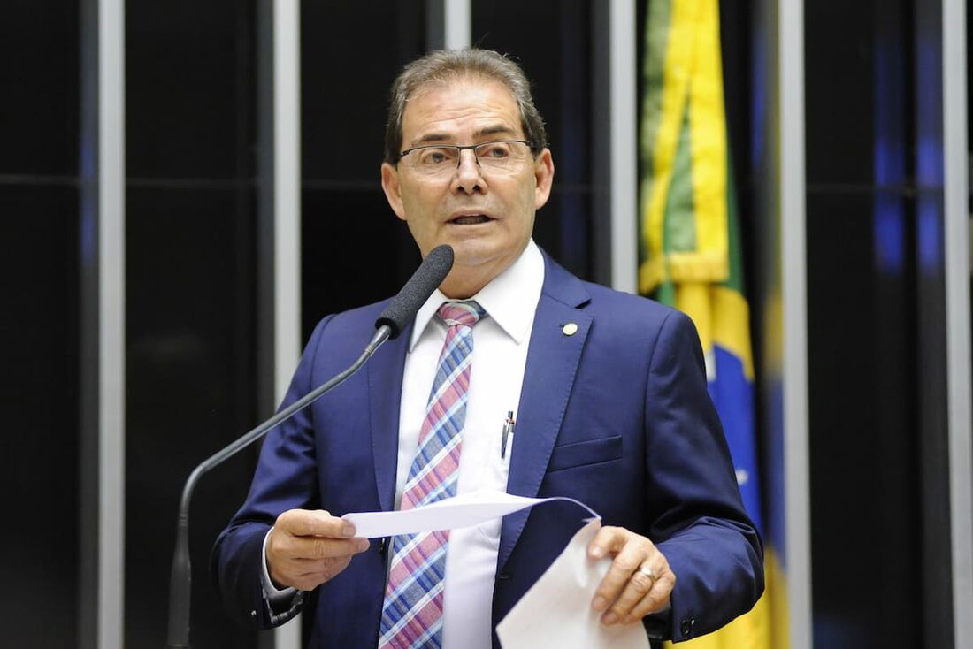 "Acho que nós vamos ter que fazer uma coisa pelo meio. Isso aqui talvez não agrade nem extrema direita, nem extrema esquerda, mas agrade a maioria da Câmara", afirmou o parlamentar