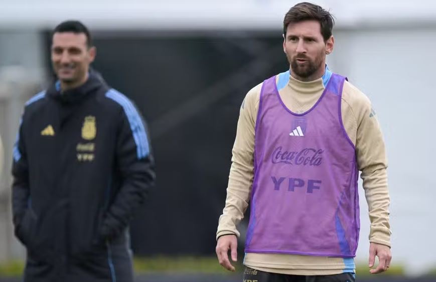 Scaloni e Messi em treino da Argentina, no último dia 4