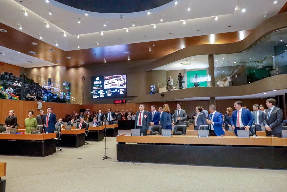 Na hora da votação, deputados em pé sinalizaram ser contrários ao substitutivo apresentado ao pedido de empréstimo
