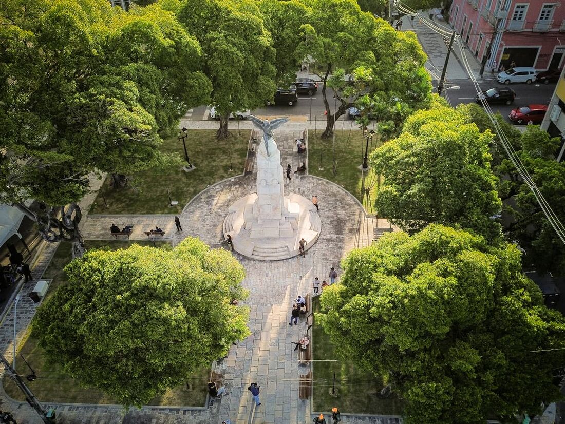 Praça Dezessete é reinaugurada no bairro de Santo Antônio