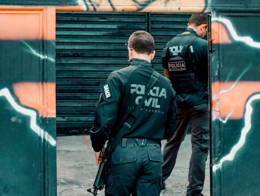 Dois homens foram presos, um por entrar em confronto com agentes e outro por posse ilegal de arma