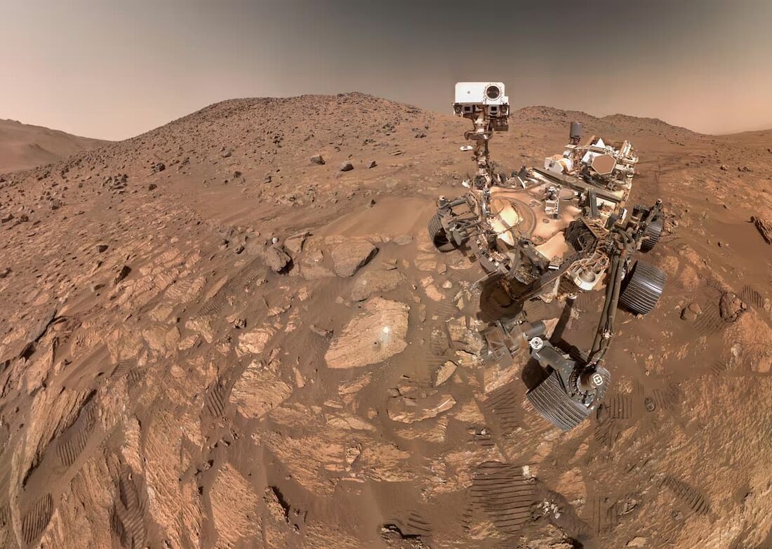 Imagem fornecida pela Nasa mostra o rover Perseverance tirando uma selfie, composta de 62 imagens individuais em 23 de julho de 2024. 