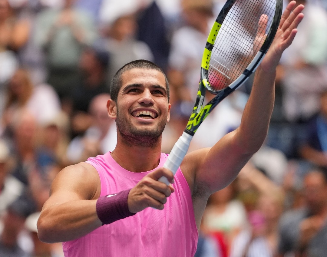 Alcaraz fechou o jogo com parciais de 6-4, 6-2 e 6-4, em uma hora e 56 minutos