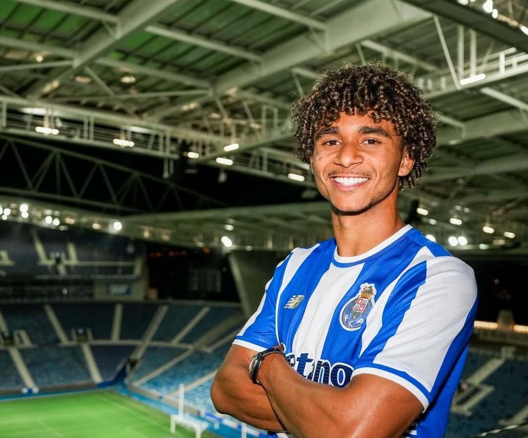 Lateral brasileiro chega por empréstimo por 1 ano