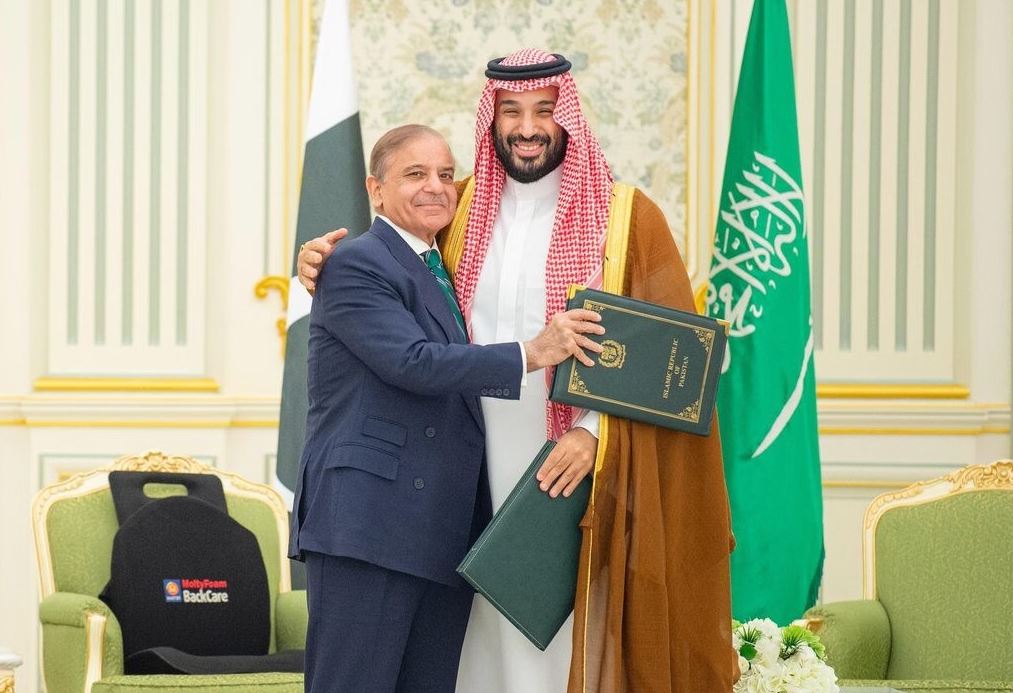 Primeiro-ministro paquistanês, Shehbaz Sharif, e o príncipe herdeiro e dirigente de fato saudita, Mohammed bin Salman