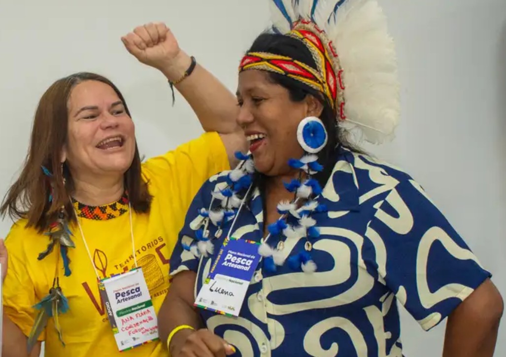 Ana Flávia Pinto, coordenadora do Fórum Nacional da Pesca Artesanal (camiseta amarela) comemora aprovação