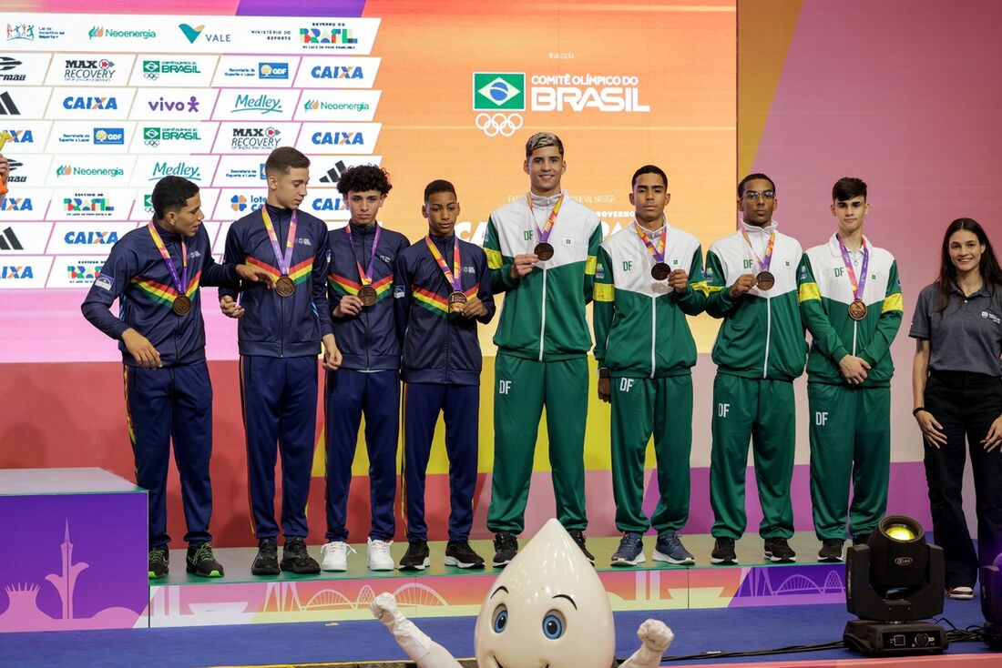 Equipe pernambucana, ao lado do time do Distrito Federal, no pódio de terceiro lugar do taekwondo