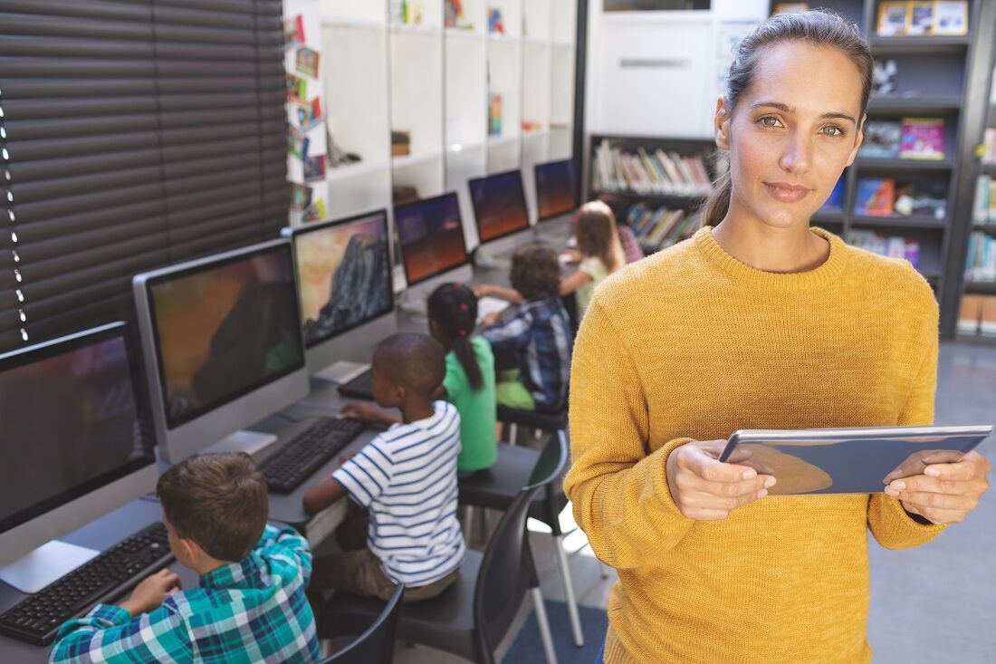 Uso das telas no aprendizado por crianças e adolescentes provoca polêmica entre especialistas