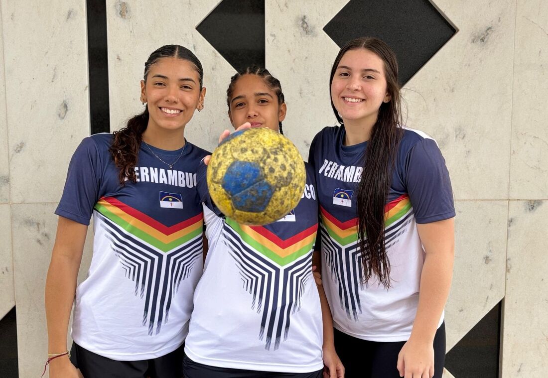 Ana Júlia (esq), Lavínia (cen) e Sara (dir) buscam o sonho de se tornar atletas profissional no handebol pernambucano