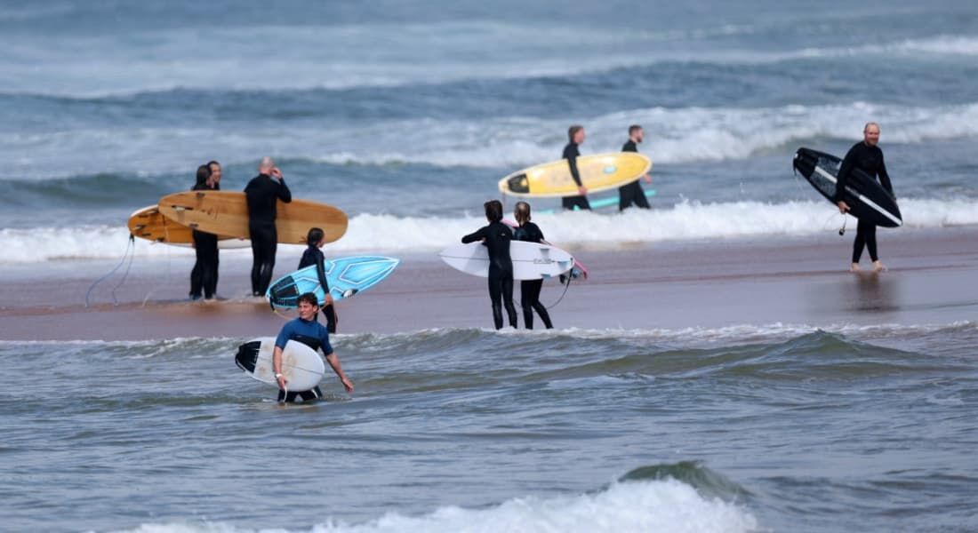 Banhistas e surfistas tiveram que deixar o mar de Sidney, na Austrália, após autoridades fecharem a praia por conta do ataque de tubarão que matou um homem