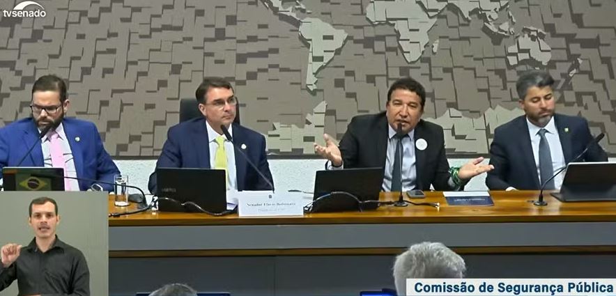 Da esquerda para direita, os senadores Jorge Seif (PL-SC), Flávio Bolsonaro (PL-RJ), Magno Malta (PL-ES) e Marcos Rogério (PL-RO) 