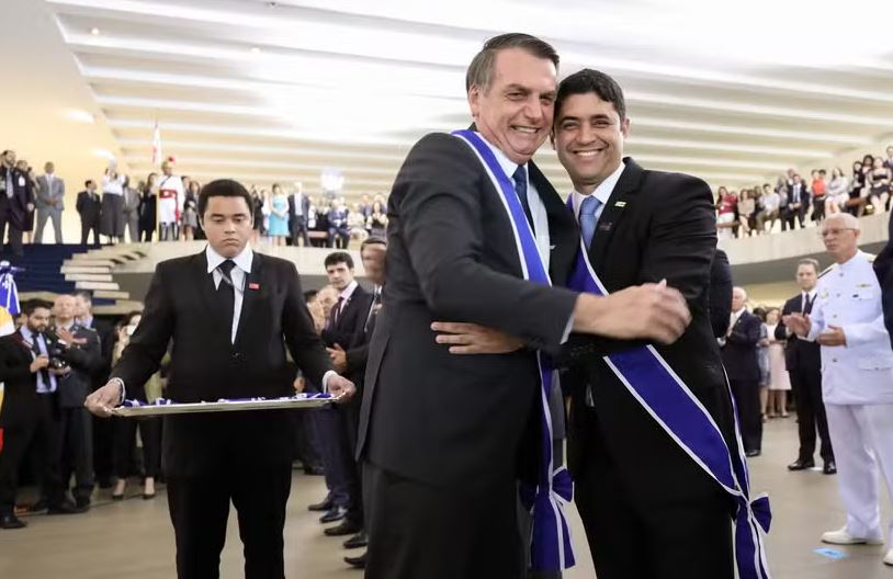 O então presidente Jair Bolsonaro junto ao então ministro da Controladoria-Geral da União (CGU), Wagner Rosário (à dir.) 