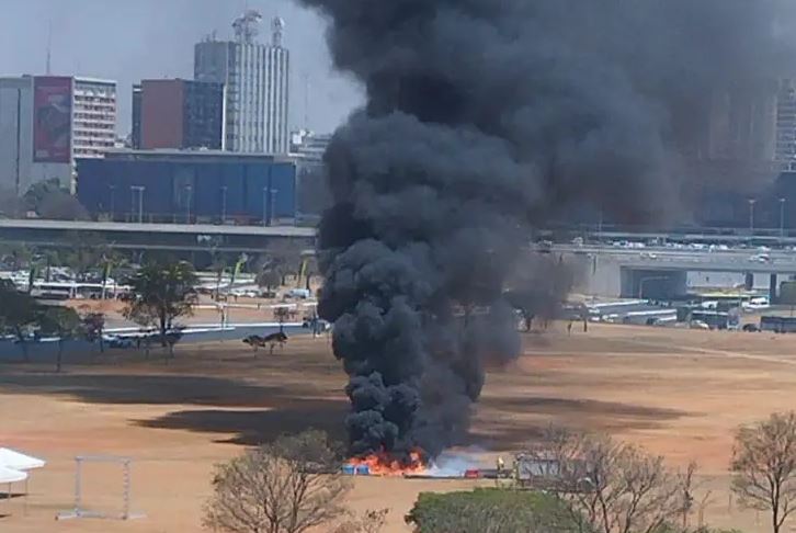 Banheiros químicos são incendiados na Esplanada dos Ministérios em frente a Rodoviária do Plano Piloto