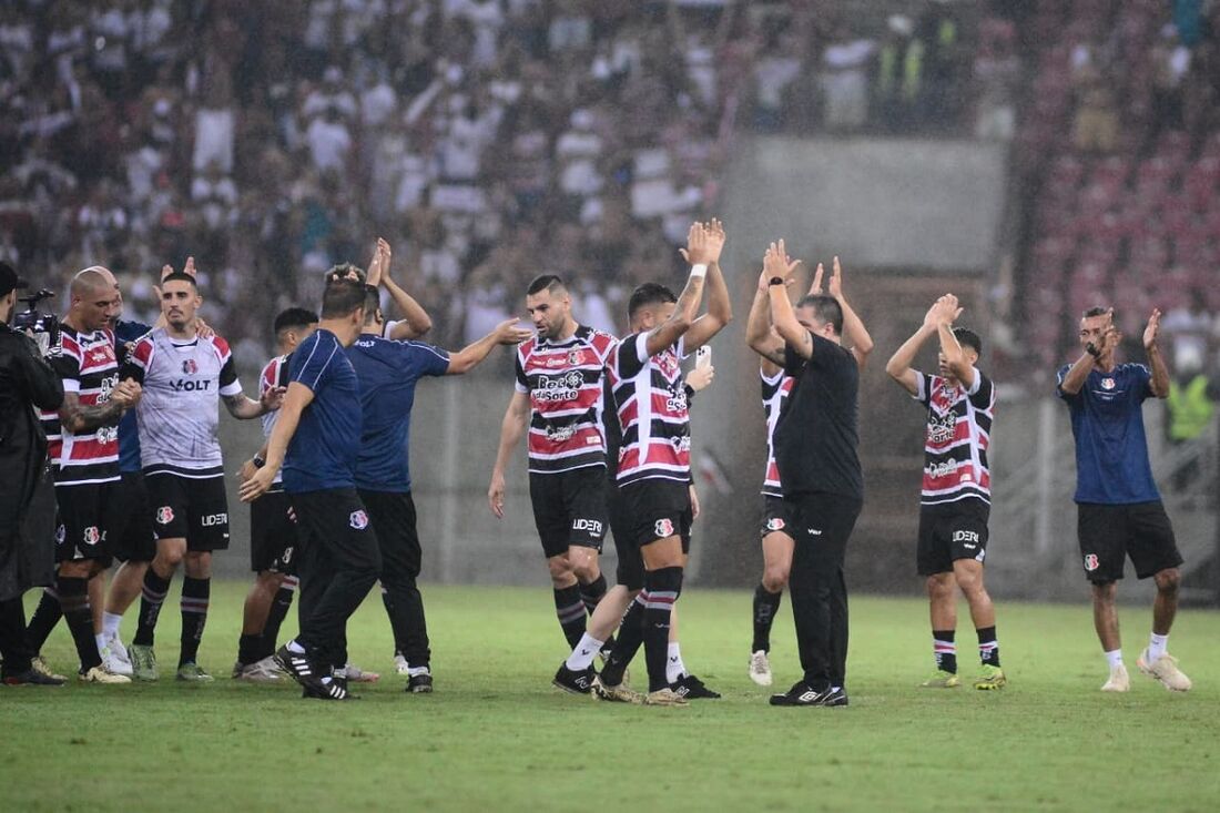 Jogadores do Santa aplaudem torcida na Arena de Pernambuco