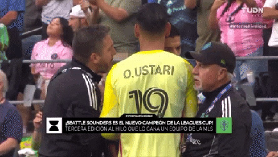 Suárez cospe no rosto de auxiliar do Seattle Sounders 