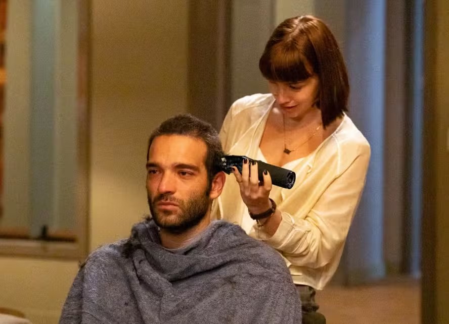 Solange (Alice Wegmann) raspa o cabelo de Afonso (Humberto Carrão) 