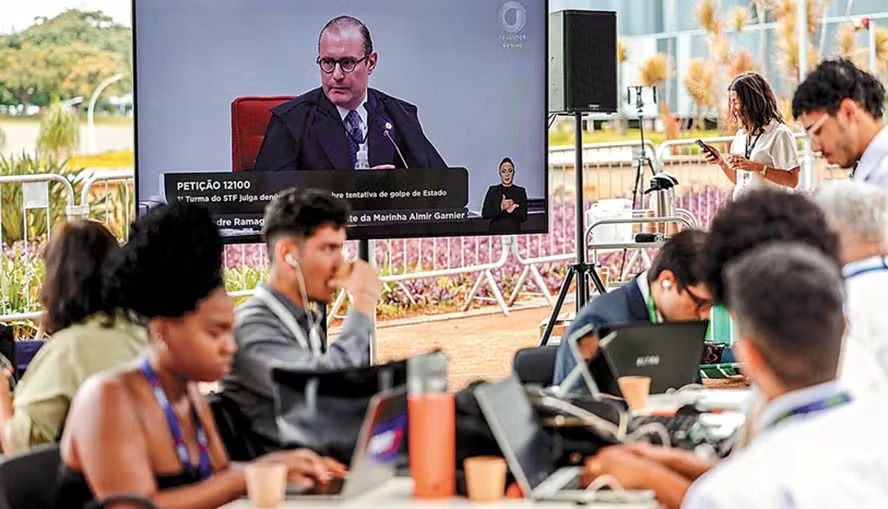 Presidente da Primeira Turma do Supremo, o ministro Cristiano Zanin é acompanhado por jornalistas em telão na parte externa da Corte, em Brasília 