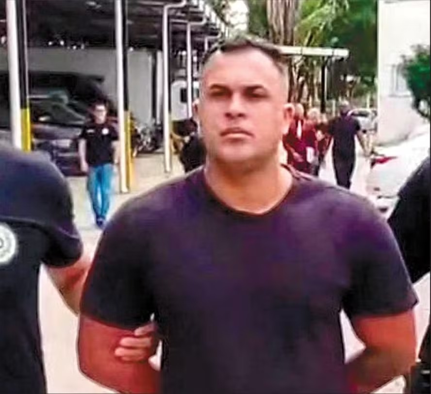 Agente penal José Rodrigo da Silva Ferrarini sendo preso após se apresentar na Cidade da Polícia