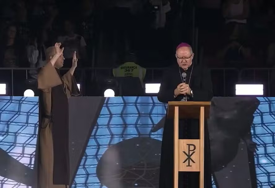 Bispo de Goiás (direita) pede que Nossa Senhora 'livre o Brasil do comunismo'; à esquerda está Frei Gilson, um dos maiores influenciadores religiosos do país 