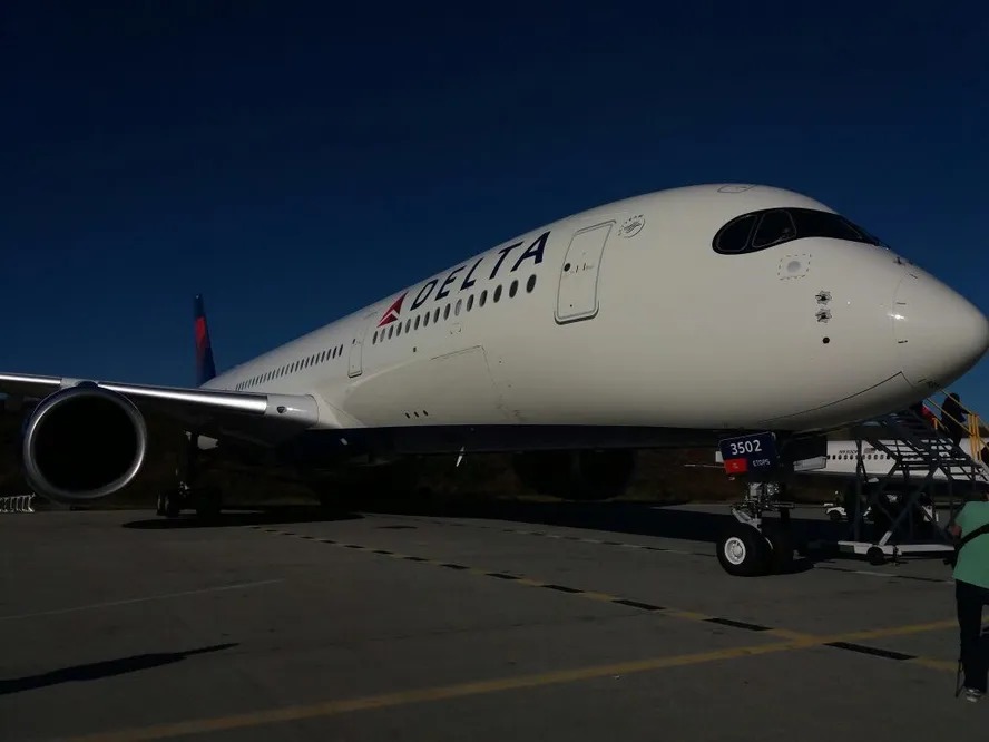 Delta paga multa milionária após despejar combustível sobre escolas em Los Angeles