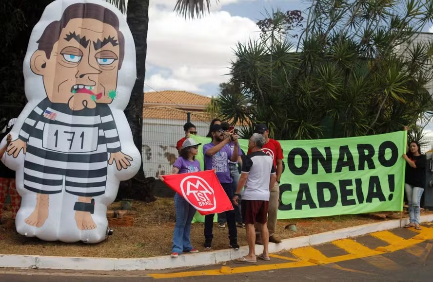Manifestantes levam boneco inflável de Bolsonaro a condomínio de ex-presidente 