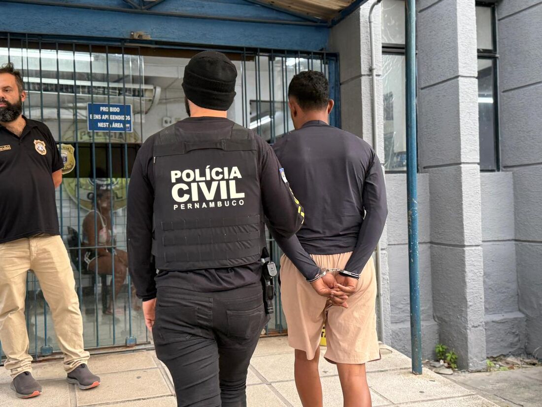 Presos estão sendo levados para a Delegacia de Boa Viagem