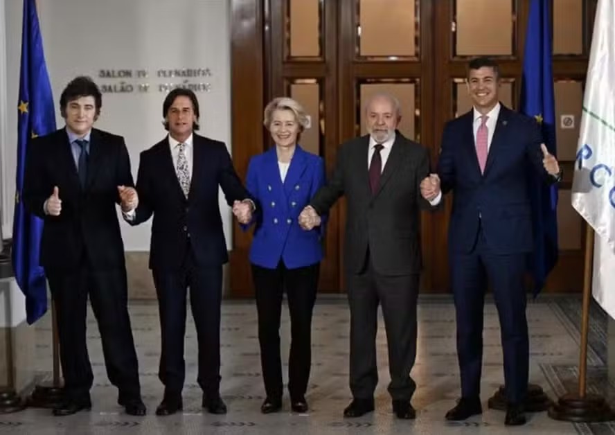 A presidente da Comissão Europeia, Ursula von der Leyen (ao centro), ao lado de Lula e dos demais chefes de Estado do Mercosul após assinatura do acordo entre os dois blocos, em dezembro de 2024 