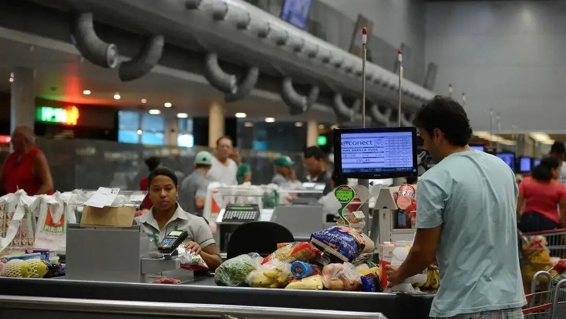 PMI de serviços do Brasil sobe a 49,3 em agosto, diz S&P; PMI composto avança a 48,8