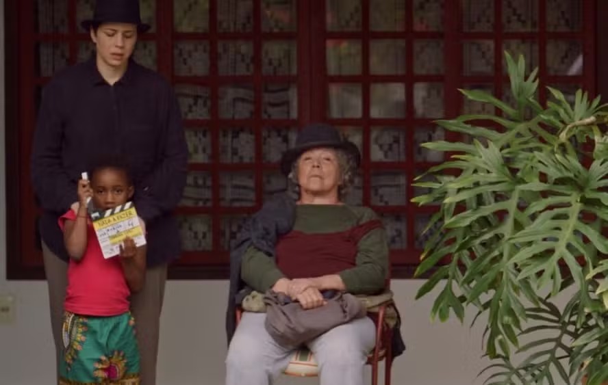 Leandra Leal ao lado da filha Julia e da mãe, Angela Leal, nas filmagens de 'Nada a fazer' 