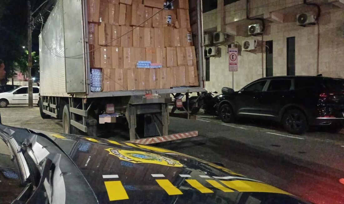 Caminhão-baú carregava mais de 300 mil maços de cigarro proibido para comercialização no Brasil