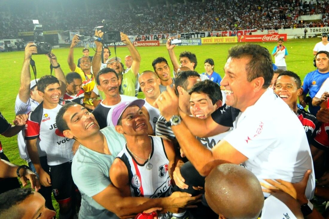 Zé Teodoro foi o técnico do acesso coral em 2011