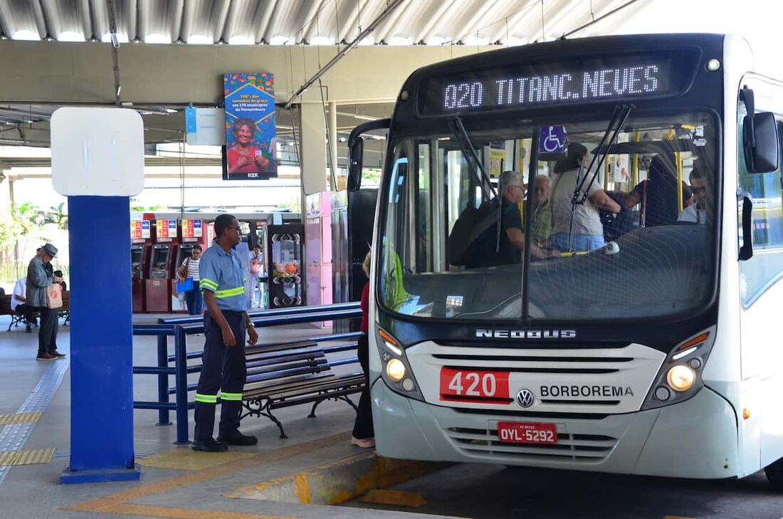 Ônibus da linha CANDEIAS / TI TANCREDO NEVES