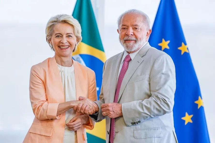 Presidente Lula ao lado da presidente da Comissão Europeia, Ursula von der Leyen no Palácio do Planalto