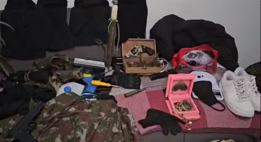 Itens foram apreendidos com suspeitos de assaltar a casa de ex-sogros de Jair Bolsonaro