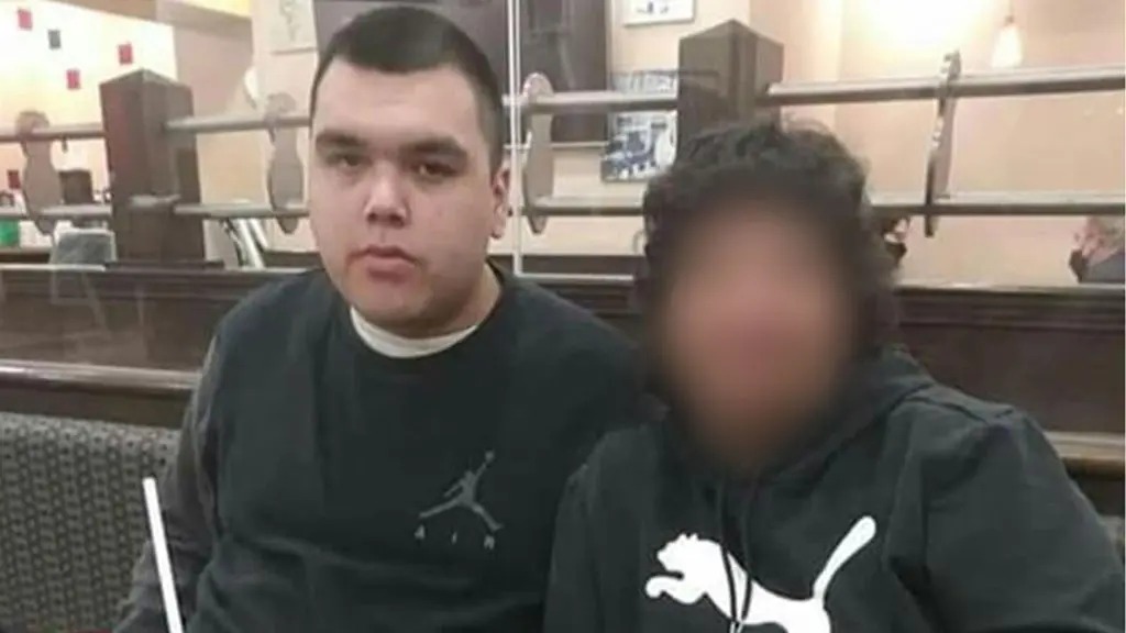 Tyrone Simard, em foto ao lado de um familiar, em outubro de 2021