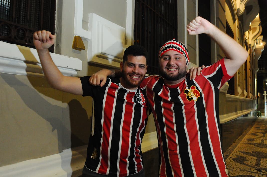 Lucas Portela e Laexis Duarte, torcedores do Santa Cruz, estarão presentes em Natal, na Arena das Dunas